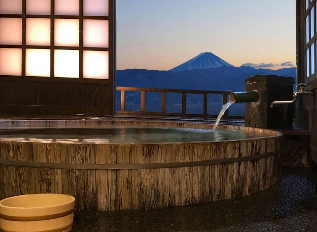 富士山を臨む温泉