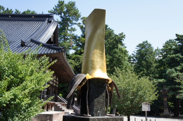 尾山神社にある金の鯰尾の兜像